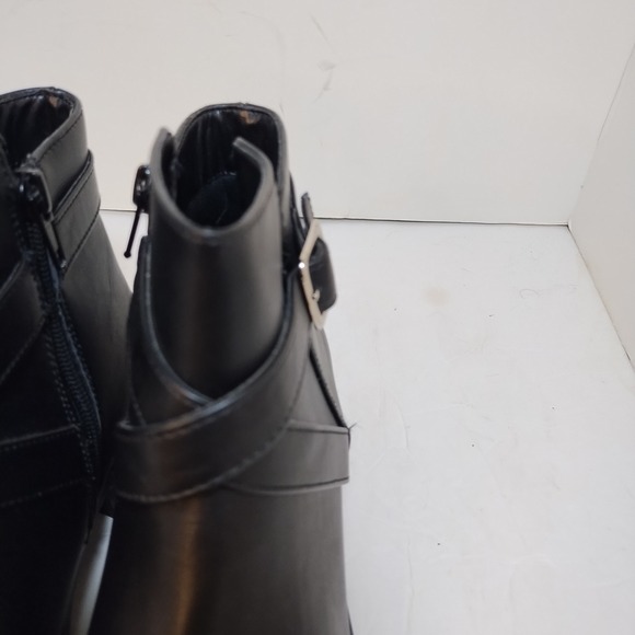 Worthington Wor Reddle SZ 7 Black Faux Leather Ankle Boots Buckle Strap Side Zip - Picture 3 of 10